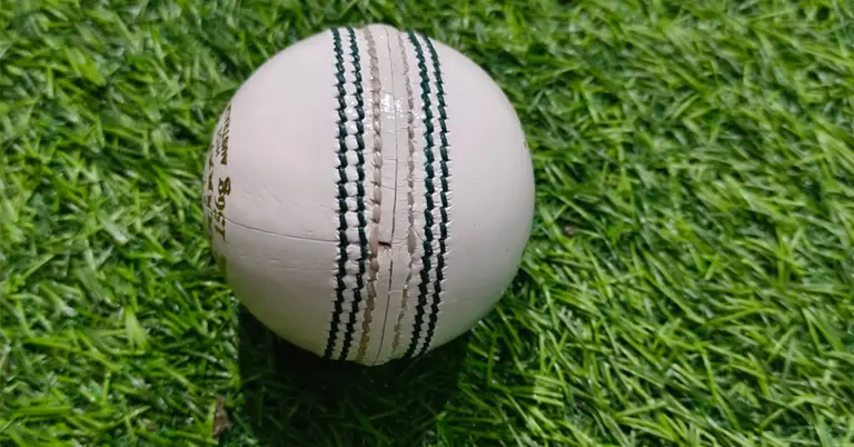 ক্রিকেটের একটি সাদা বল